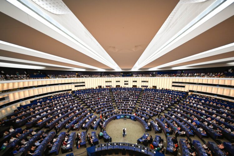 ΕΕ: Πράσινο φως από το Ευρωπαϊκό Κοινοβούλιο για το δάνειο 90 δισεκ. ευρώ προς την Ουκρανία το 2026 και 2027