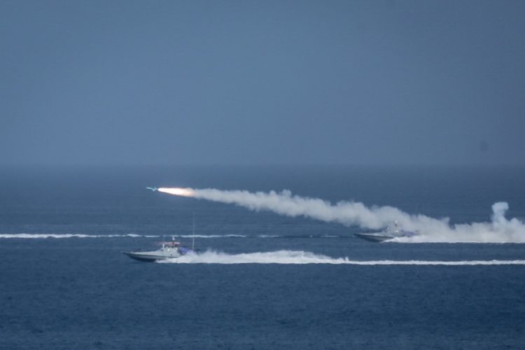 Κλείνουν τα Στενά του Ορμούζ μετά την επίθεση ΗΠΑ και Ισραήλ στο Ιράν