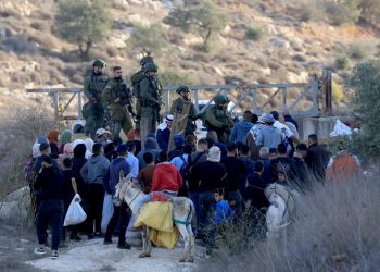 Με δάκρυα στα μάτια, οι πρώτοι Παλαιστίνιοι της Γάζας επιστρέφουν από την Αίγυπτο