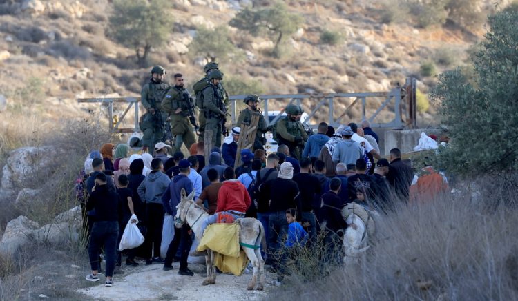 Με δάκρυα στα μάτια, οι πρώτοι Παλαιστίνιοι της Γάζας επιστρέφουν από την Αίγυπτο