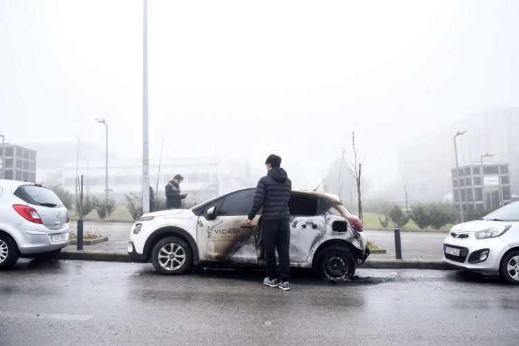 Μολότοφ, κοντάρια και ναρκωτικά βρέθηκαν έξω από το ΑΠΘ μετά τα σοβαρά επεισόδια