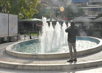 Συγκλονίζει ο πατέρας του κοριτσιού που έπεσε στο συντριβάνι: «Ο Θεός να βάλει το χέρι του»