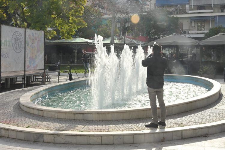 Συγκλονίζει ο πατέρας του κοριτσιού που έπεσε στο συντριβάνι: «Ο Θεός να βάλει το χέρι του»