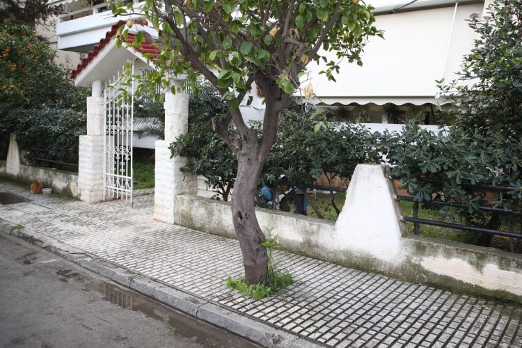 Ελευσίνα: «Είμαστε σε σοκ – Τα παιδιά δεν ξέρουν ότι πέθανε η πεθερά μου»