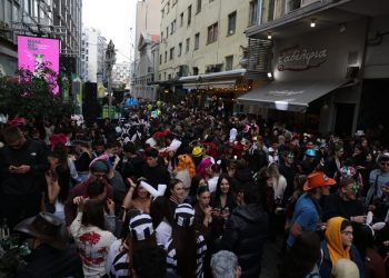 Θεσσαλονίκη: Κοσμοσυρροή στο κέντρο της πόλης για την Τσικνοπέμπτη