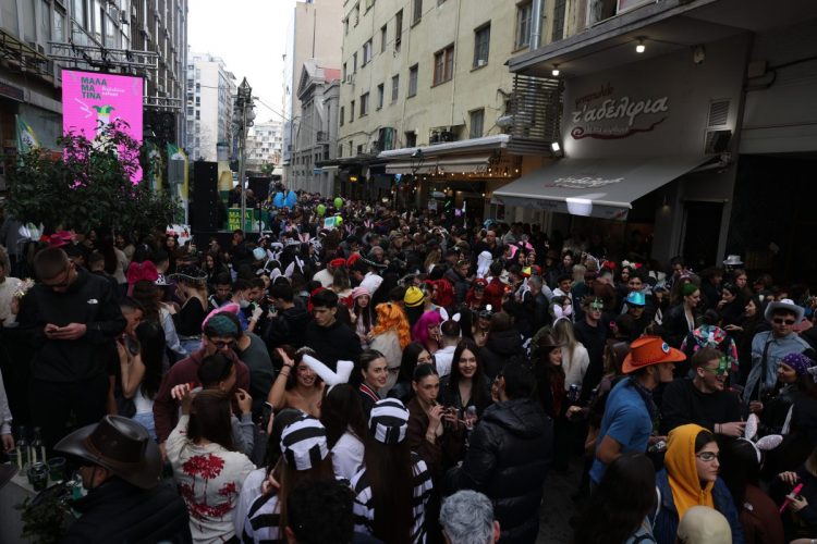 Θεσσαλονίκη: Κοσμοσυρροή στο κέντρο της πόλης για την Τσικνοπέμπτη