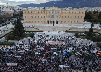 Μπροστά από τη Βουλή τα τρακτέρ – Σε ισχύ κυκλοφοριακές ρυθμίσεις – Εικόνες & βίντεο