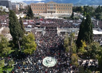 «Δεν ξεχνάμε, δεν συγχωρούμε»: Εικόνες από τα συλλαλητήρια για την τραγωδία στα Τέμπη