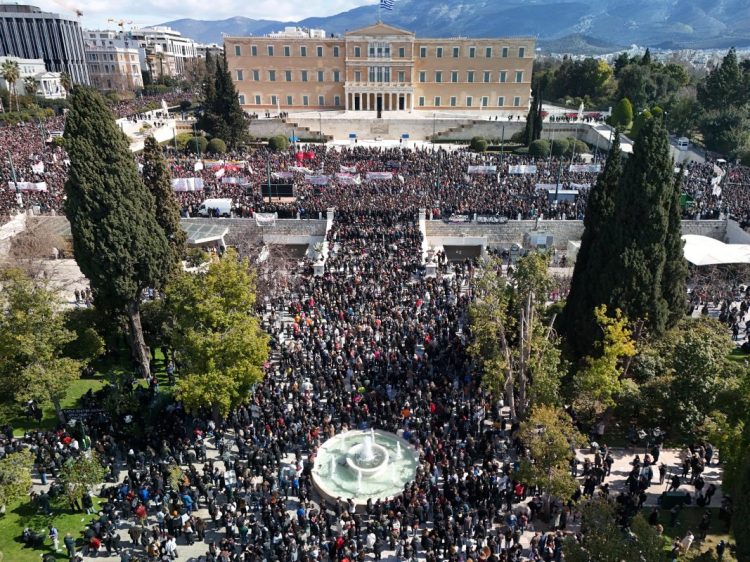 «Δεν ξεχνάμε, δεν συγχωρούμε»: Εικόνες από τα συλλαλητήρια για την τραγωδία στα Τέμπη