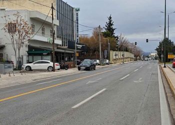 Λεωφόρος Μεσογείων: Άγρια συμπλοκή μεταξύ οδηγών – Του έπιασε το χέρι από το παράθυρο και το γύρισε