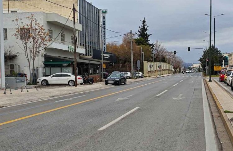 Λεωφόρος Μεσογείων: Άγρια συμπλοκή μεταξύ οδηγών – Του έπιασε το χέρι από το παράθυρο και το γύρισε