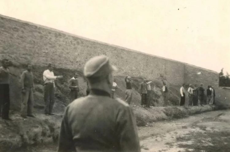 Τηλεφωνική επικοινωνία Μενδώνη-Κακλαμάνη για τις φωτογραφίες από την εκτέλεση των 200 στην Καισαριανή – Τι συζήτησαν