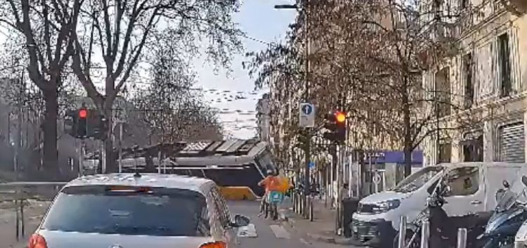 Τραγωδία στο Μιλάνο: Σοκαριστικό βίντεο από τη στιγμή που εκτροχιάζεται το τραμ – Δύο νεκροί και 40 τραυματίες