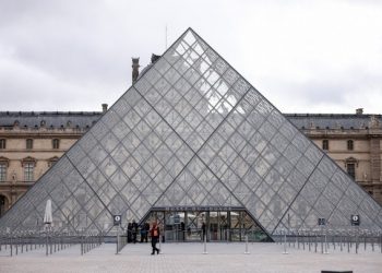 Γαλλία: Σύλληψη 9 υπόπτων για απάτη ύψους 10 εκατ. ευρώ με την έκδοση εισιτηρίων για το Λούβρο και τις Βερσαλλίες