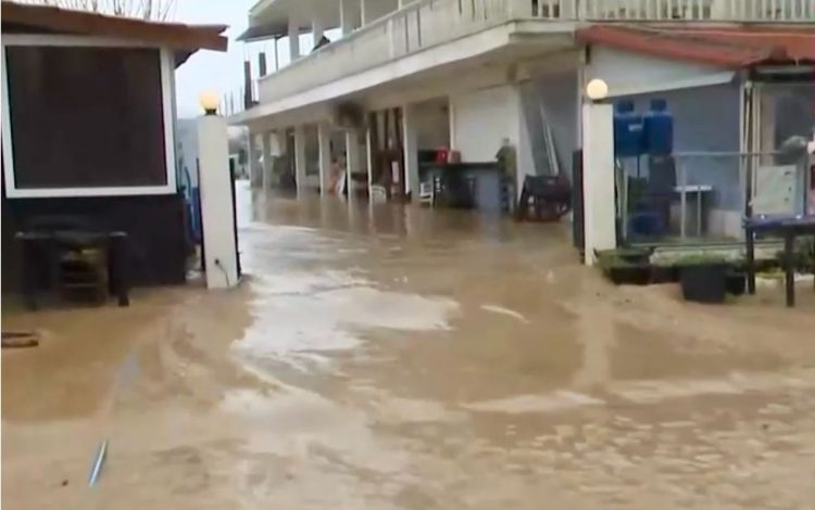 Πλημμύρισε ο Αγιόκαμπος στη Λάρισα – «Το νερό που έπεσε ίσως είναι περισσότερο και από τον Ντάνιελ»