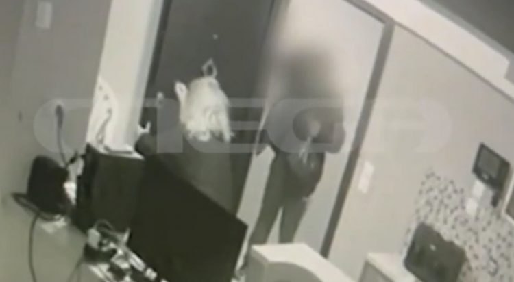 Κυψέλη: Βίντεο-ντοκουμέντο από την εισβολή του 64χρονου στο σπίτι της 25χρονης ΑμεΑ – Ξυλοκόπησε άγρια τη μητέρα της