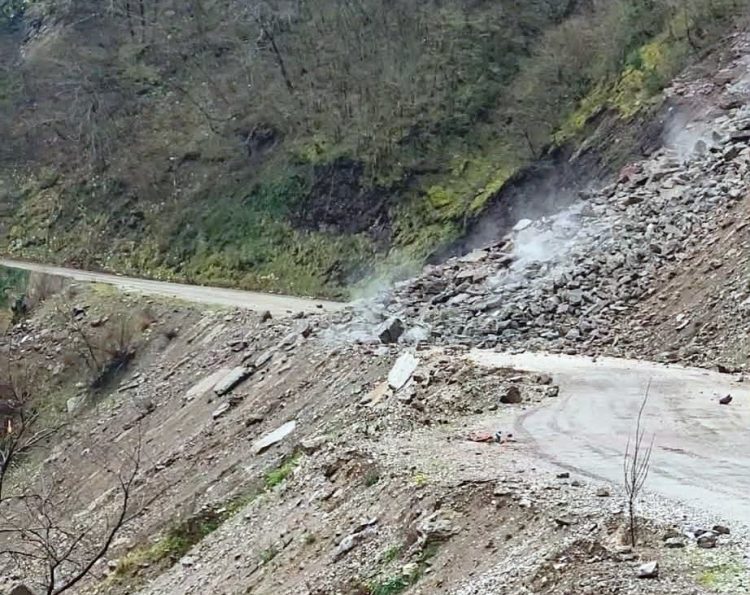 Καρδίτσα: Κατολίσθηση έκλεισε τον κεντρικό δρόμο προς το Ανθηρό του Δήμου Αργιθέας