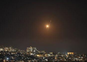 Ισραήλ: Εκρήξεις ακούγονταν στην Ιερουσαλήμ και άλλες πόλεις, ο στρατός λέει ότι εκτοξεύτηκαν πύραυλοι από το Ιράν