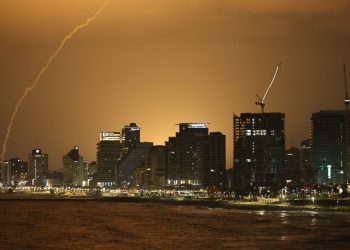 Τελ Αβίβ: Εκρήξεις και μαύρος καπνός μετά από προειδοποίηση για εκτοξεύσεις πυραύλων από το Ιράν