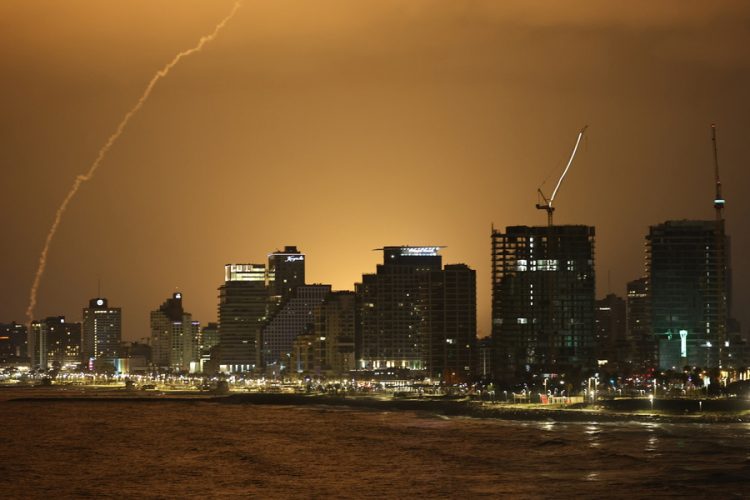 Τελ Αβίβ: Εκρήξεις και μαύρος καπνός μετά από προειδοποίηση για εκτοξεύσεις πυραύλων από το Ιράν