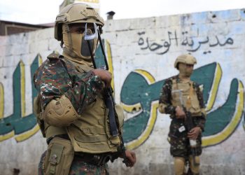 Τι σημαίνει η εμπλοκή των Χούθι στον πόλεμο της Μέσης Ανατολής – Πολεμικό πλοίο των ΗΠΑ ανοιχτά του Ομάν στόχευσε το Ιράν