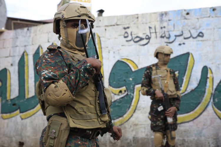 Τι σημαίνει η εμπλοκή των Χούθι στον πόλεμο της Μέσης Ανατολής – Πολεμικό πλοίο των ΗΠΑ ανοιχτά του Ομάν στόχευσε το Ιράν