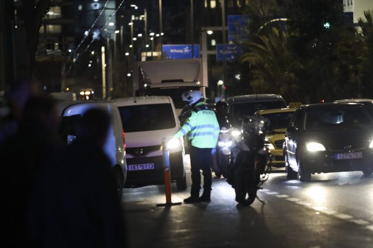 Αποκαταστάθηκε η κυκλοφορία στη λωφόρο Αλεξάνδρας, μετά την ελεγχόμενη έκρηξη έξω από τη ΓΑΔΑ