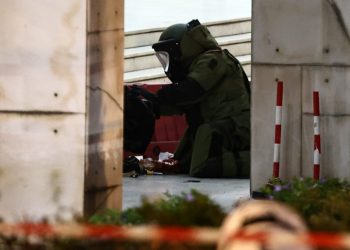 Ελεγχόμενη έκρηξη έγινε στις χειροβομβίδες του αλλοδαπού που απειλούσε έξω από τη ΓΑΔΑ- Ποιός είναι ο δράστης