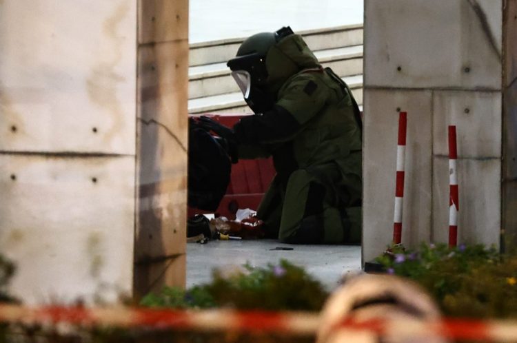 Ελεγχόμενη έκρηξη έγινε στις χειροβομβίδες του αλλοδαπού που απειλούσε έξω από τη ΓΑΔΑ- Ποιός είναι ο δράστης