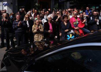 Μαρινέλλα: Στην τελευταία της κατοικία η μεγάλη λαϊκή ερμηνεύτρια – Οι επικήδειοι Αλεξίου-Νταλάρα