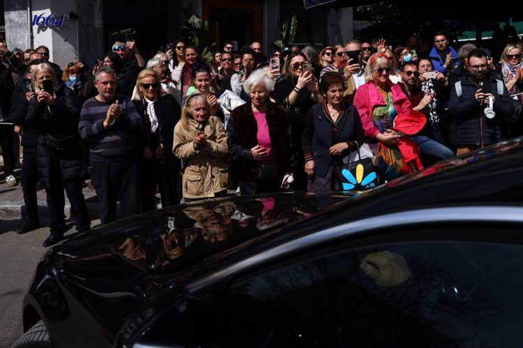 Μαρινέλλα: Στην τελευταία της κατοικία η μεγάλη λαϊκή ερμηνεύτρια – Οι επικήδειοι Αλεξίου-Νταλάρα