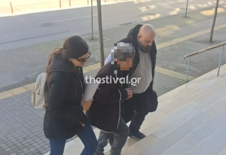 Θεσσαλονίκη: Υπό κράτηση η 77χρονη που συνελήφθη μετά τον θάνατο του 82χρονου συζύγου της – Κατηγορείται για παράλειψη προσφοράς βοήθειας ρι