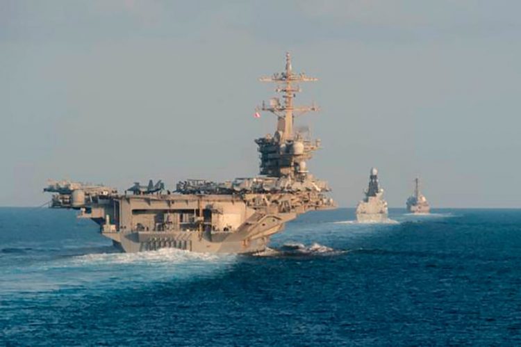 Το Ιράν απειλεί να πλήξει το αεροπλανοφόρο USS Abraham Lincoln αν πλησιάσει τα Στενά του Ορμούζ