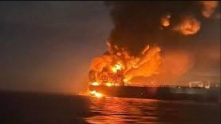 Ένα δεξαμενόπλοιο φλέγεται στα Στενά του Χορμούζ, ανακοίνωσαν οι Φρουροί της Επανάστασης