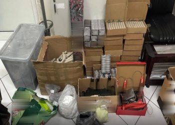 ΕΛ.ΑΣ: 16χρονος κατασκεύαζε κροτίδες και φωτοβολίδες στο υπνοδωμάτιό του – Συνελήφθη και ο πατέρας του