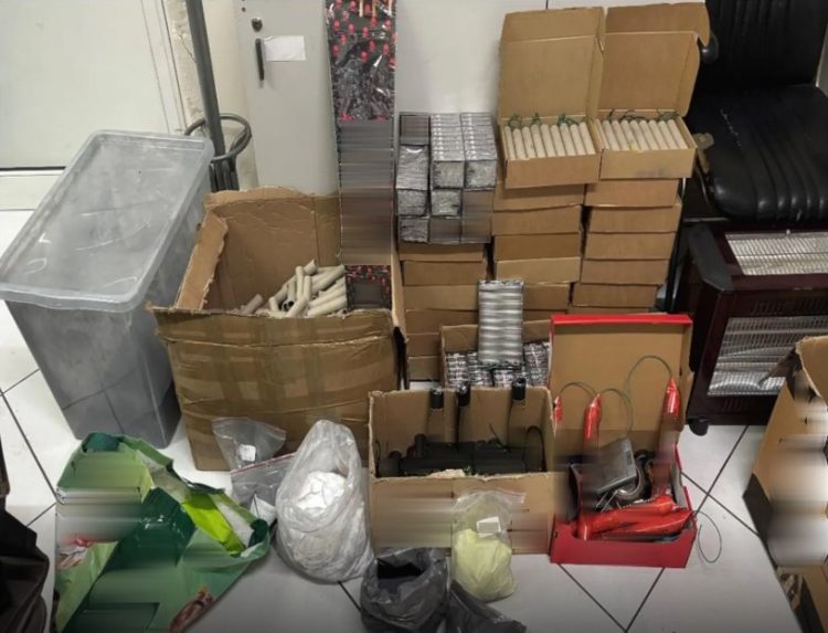 ΕΛ.ΑΣ: 16χρονος κατασκεύαζε κροτίδες και φωτοβολίδες στο υπνοδωμάτιό του – Συνελήφθη και ο πατέρας του