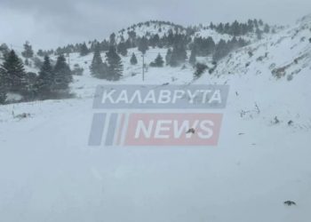 Καλάβρυτα: Τα χιόνια δημιουργούν σοβαρά προβλήματα – Επιχείρηση απεγκλωβισμού οδηγών σε εξέλιξη