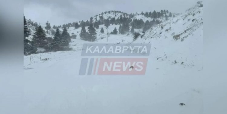 Καλάβρυτα: Τα χιόνια δημιουργούν σοβαρά προβλήματα – Επιχείρηση απεγκλωβισμού οδηγών σε εξέλιξη