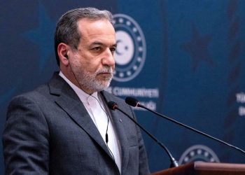 ΗΠΑ και Ιράν απορρίπτουν την πιθανότητα εκεχειρίας – «Συνεχίζουμε ακάθεκτοι» λέει Αμερικανός αξιωματούχος – Ο Αραγτσί καλεί τις χώρες της Μ. Ανατολής να «εκδιώξουν» τον αμερικανικό στρατό