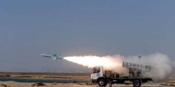 Ιράν: Στοχοθέτησε αμερικανική βάση στα Εμιράτα, που χρησιμοποιήθηκε για την επίθεση εναντίον ενός σχολείου