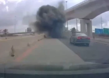 Κομμάτια διαλυμένου πυραύλου έπεσαν σε αυτοκινητόδρομο στο Ισραήλ, μπροστά από αυτοκίνητο που δεν πρόλαβε να φρενάρει – ΒΙΝΤΕΟ