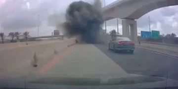 Κομμάτια διαλυμένου πυραύλου έπεσαν σε αυτοκινητόδρομο στο Ισραήλ, μπροστά από αυτοκίνητο που δεν πρόλαβε να φρενάρει – ΒΙΝΤΕΟ