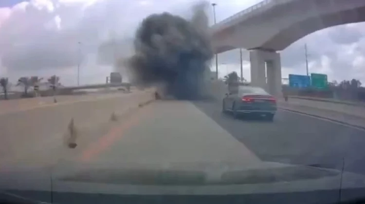 Κομμάτια διαλυμένου πυραύλου έπεσαν σε αυτοκινητόδρομο στο Ισραήλ, μπροστά από αυτοκίνητο που δεν πρόλαβε να φρενάρει – ΒΙΝΤΕΟ
