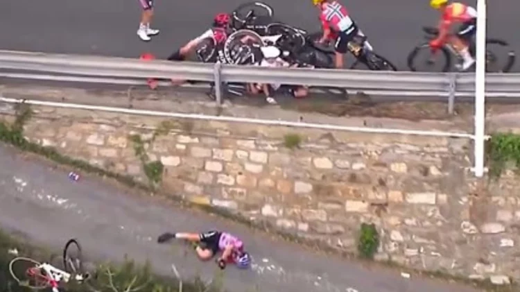 Ιταλία: Σοκαριστικό ατύχημα σε γυναικείο ποδηλατικό αγώνα – ΒΙΝΤΕΟ