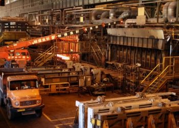 Ιράν: Δύο μεγάλες χαλυβουργίες στόχος σφοδρών βομβαρδισμών