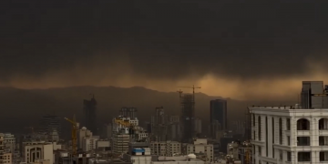 Μαύρος καπνός στην Τεχεράνη μετά από ισραηλινό χτύπημα σε πετρελαϊκές εγκαταστάσεις