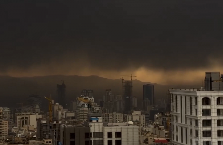 Μαύρος καπνός στην Τεχεράνη μετά από ισραηλινό χτύπημα σε πετρελαϊκές εγκαταστάσεις