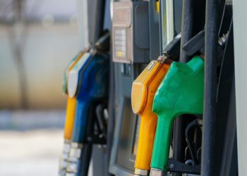 Για πρώτη φορά η χονδρική τιμή του πετρελαίου κίνησης ξεπερνάει την αμόλυβδη