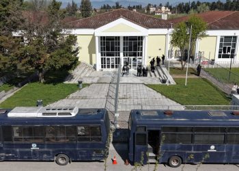 Τέμπη: Αντιδράσεις συγγενών για την παράσταση του Δημοσίου σε βάρος μόνο 4 κατηγορουμένων – Διακοπή της δίκης για έναν μήνα