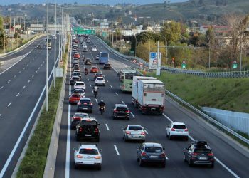 Επιστρέφει το δεύτερο κύμα των Αθηναίων από την έξοδο του Πάσχα – Αυξημένη κίνηση στην Αθηνών – Κορίνθου